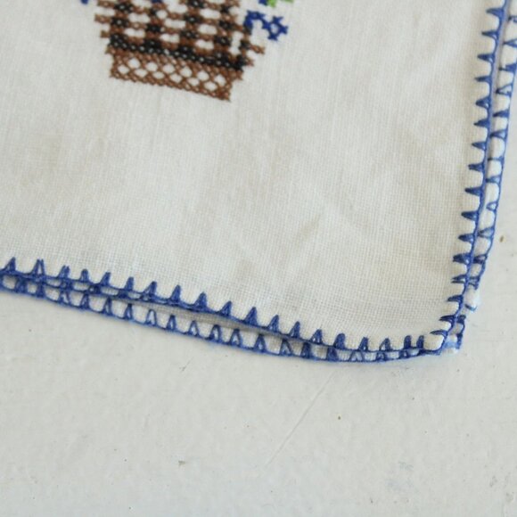 Vintage 1940s 1950s Napkin Embroidered Flower Basket Linen Doily or Table Topper - Picture 4 of 10